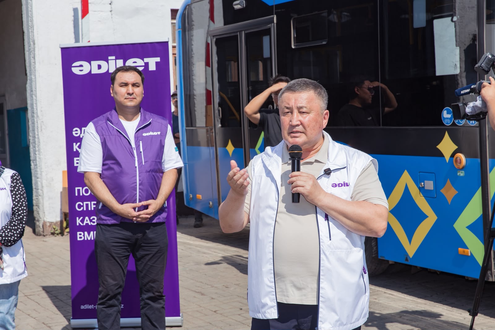 "Әділет" партиясы өкілдері  №1 Автобус паркінде